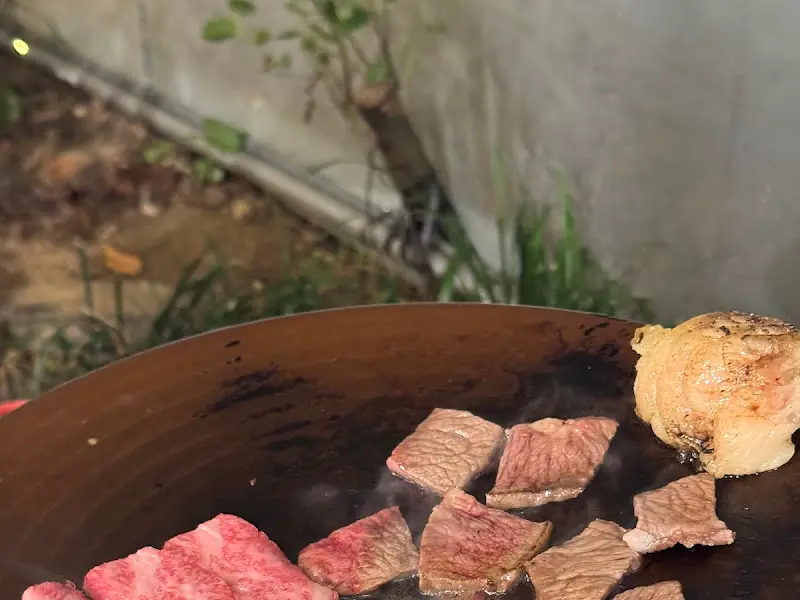 불판 위에서 익어가는 한우