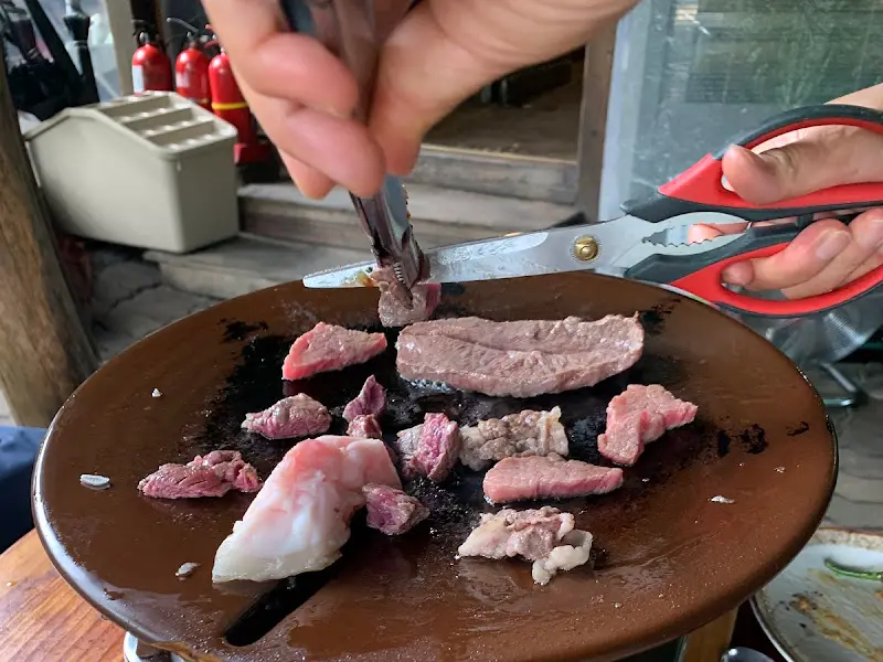 고기를 자르는 모습