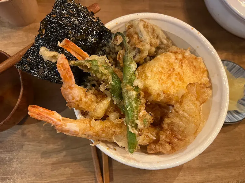 다채로운 튀김이 덮인 텐동