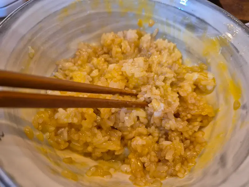 수란을 터뜨려 밥과 함께 비빈 모습