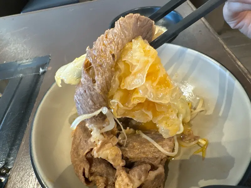 샤브샤브를 즐기는 모습