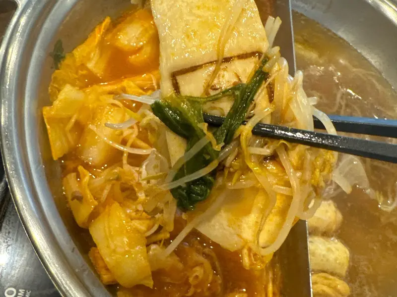 다양한 야채와 샤브샤브 재료