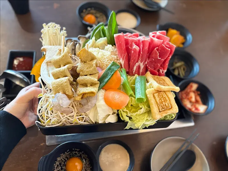 푸짐한 샤브샤브 한 상 차림