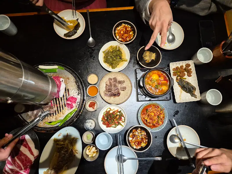 차돌박이와 다양한 곁들임 메뉴가 놓인 테이블 전경