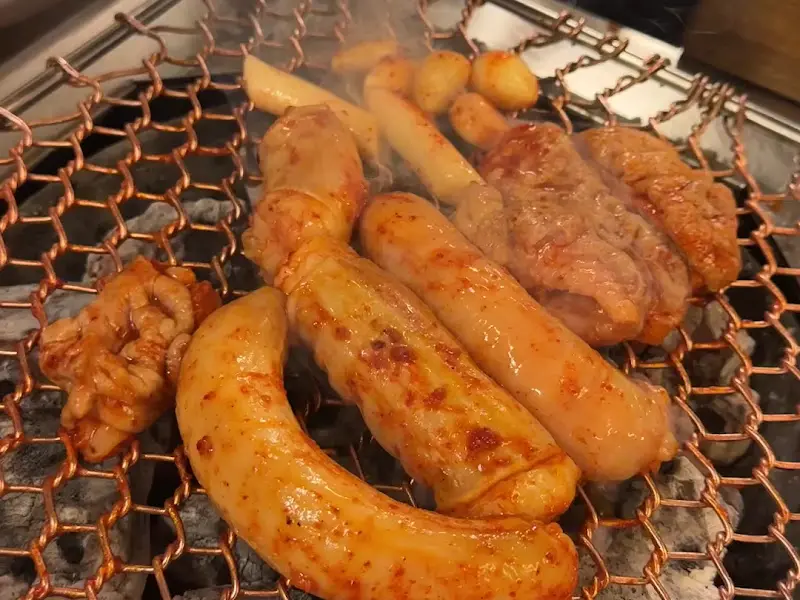 숯불 위에서 익어가는 대창과 막창