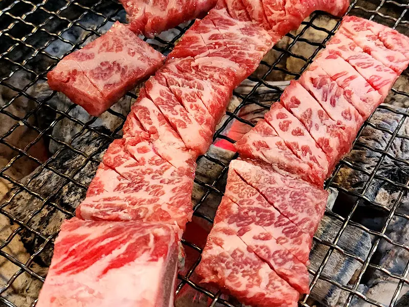 숯불 위에서 익어가는 갈비