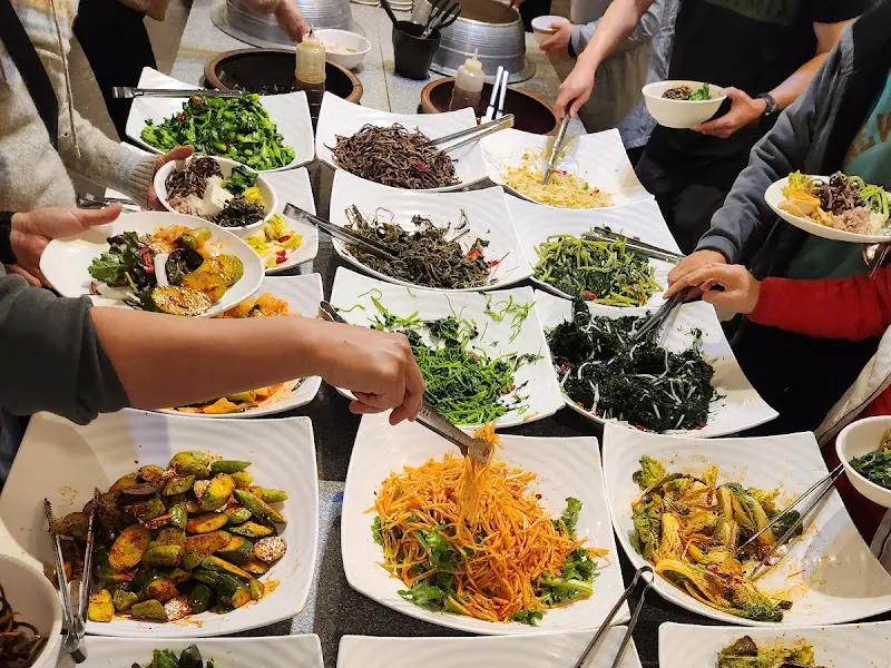 뷔페 음식 담는 모습