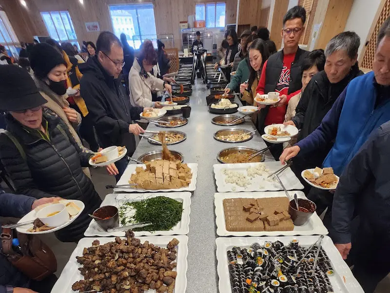 붐비는 식당 내부