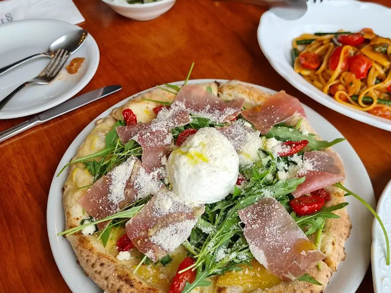 프로슈토 햄이 듬뿍 올라간 피자