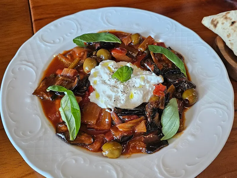 신선한 야채와 치즈가 조화로운 샐러드