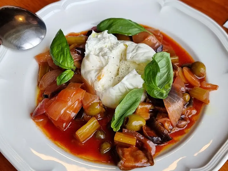 부라타 치즈와 야채가 어우러진 샐러드