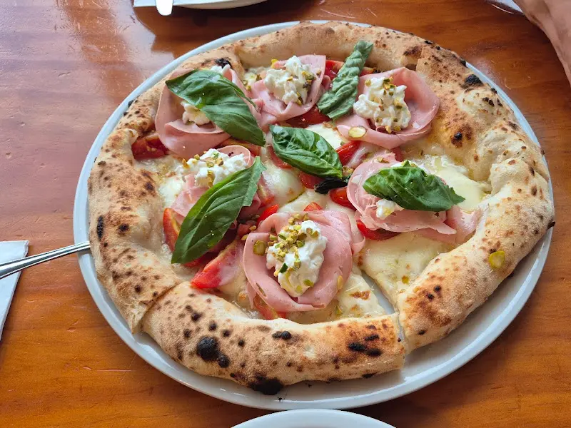 신선한 재료로 만든 피자