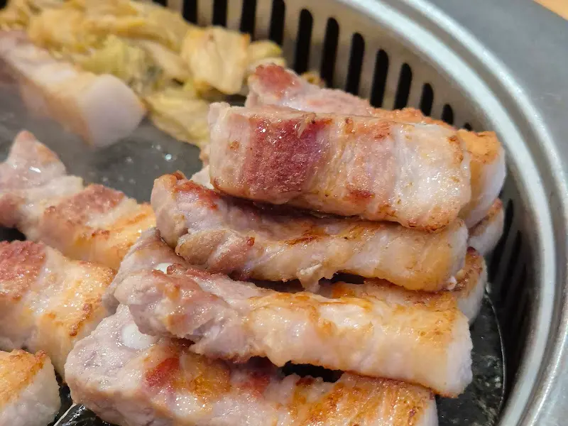 잘 구워진 삼겹살 단면