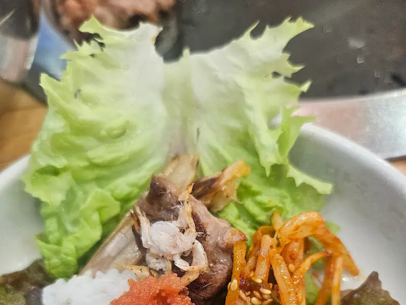 쌈 크게 싸서 먹는 사진