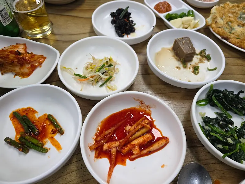 정갈하게 차려진 밑반찬