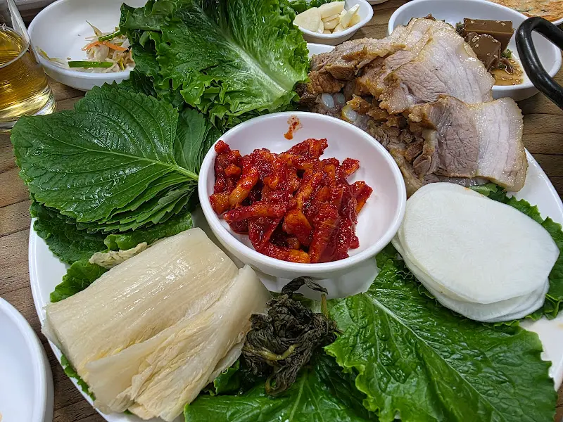 윤기가 흐르는 보쌈 한 상차림