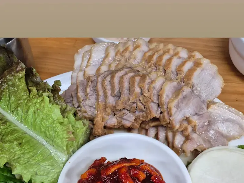 푸짐하게 담겨나오는 보쌈