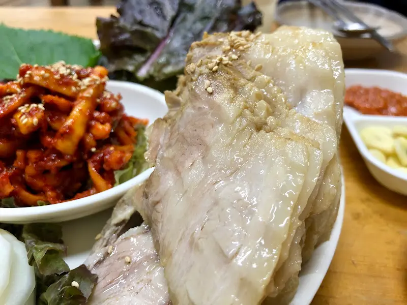 보쌈과 곁들여 먹는 매콤한 무김치