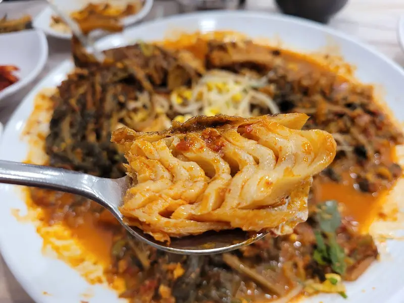 숟가락 위에 올려진 코다리 살점