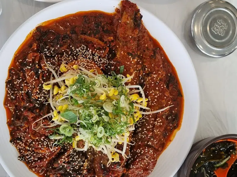 접시에 담긴 코다리찜