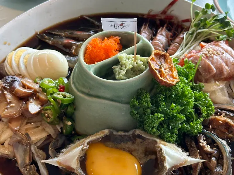 해물 모듬장 중앙에 꽂힌 깃발