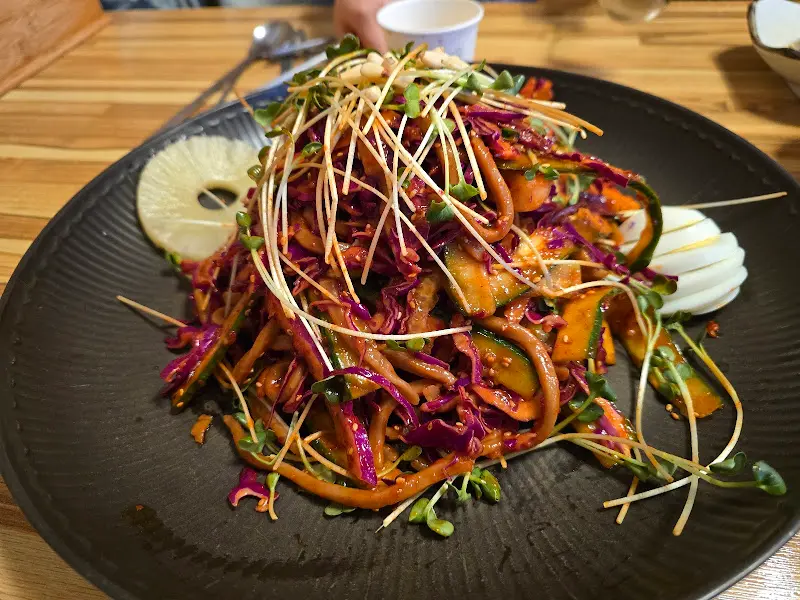 도토리쟁반국수의 화려한 비주얼