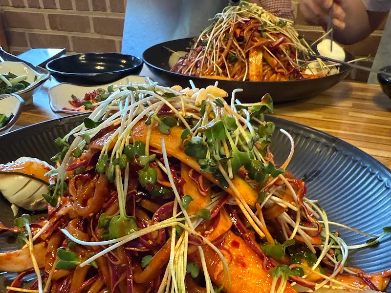 푸짐한 도토리쟁반국수의 모습