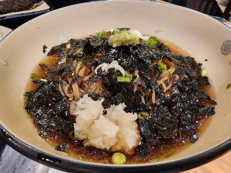 김 가루가 듬뿍 뿌려진 냉모밀