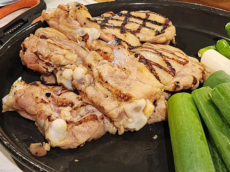 노릇하게 구워진 닭갈비