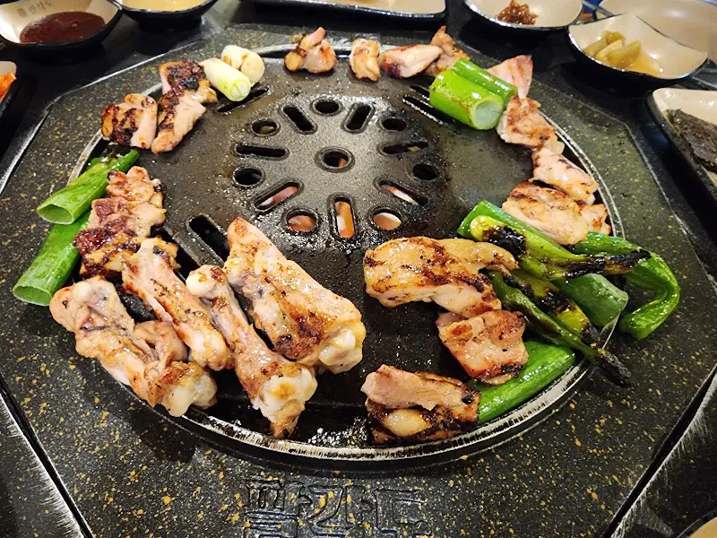 숯불 위에서 익어가는 닭갈비