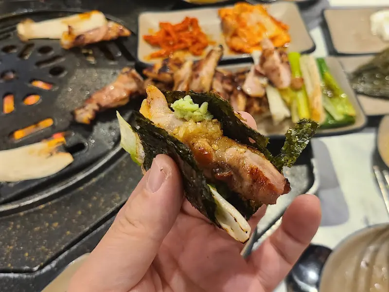 닭갈비를 김에 싸서