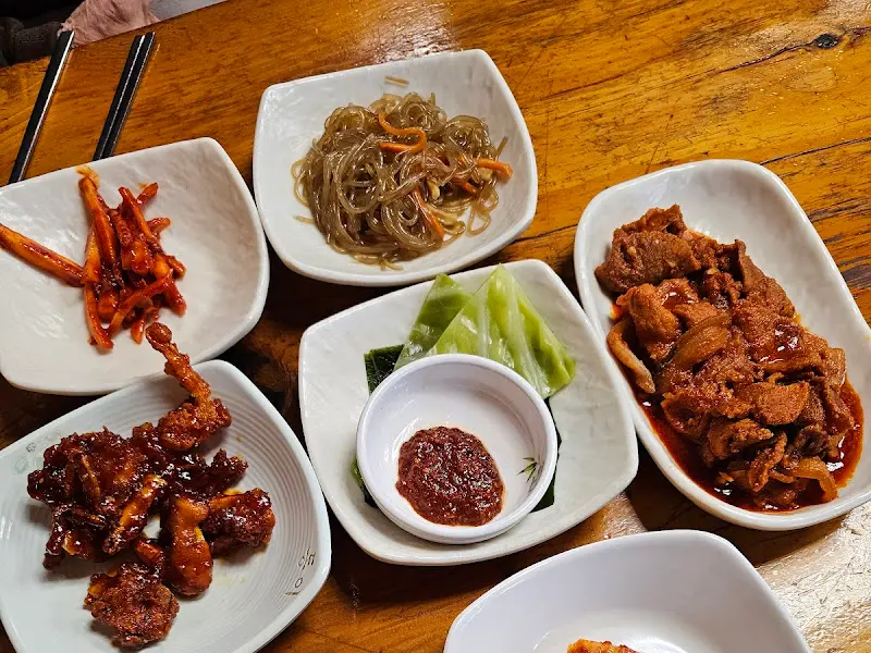 다양한 종류의 반찬들