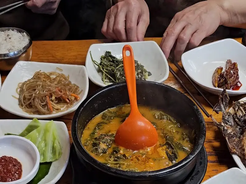 된장찌개와 다양한 반찬들