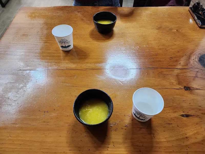 테이블 위에 놓인 숭늉