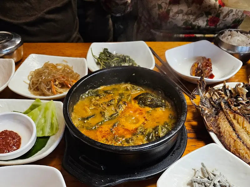 다양한 반찬과 찌개