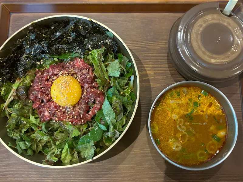 육회비빔밥과 해장국 육수