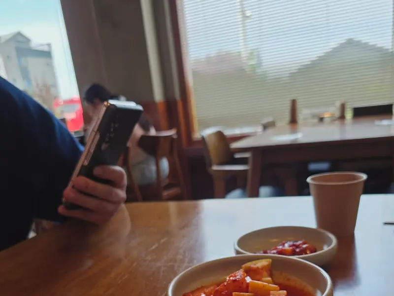 따스한 햇살이 들어오는 창가 좌석