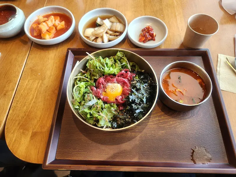 육회비빔밥 전체샷