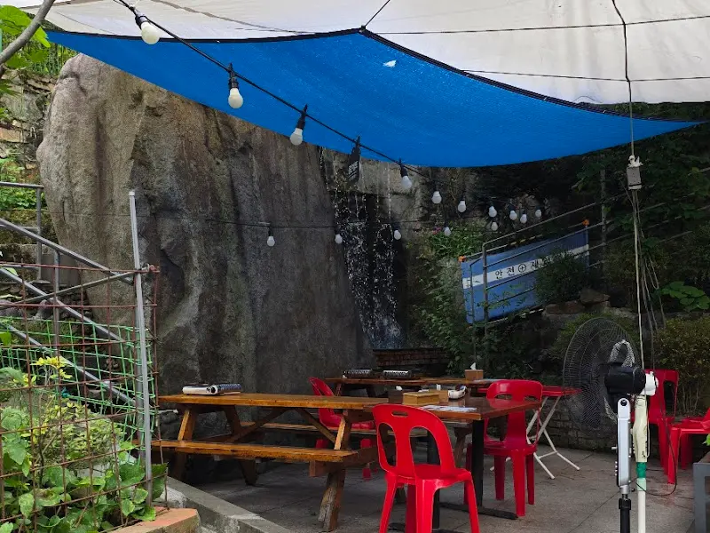 시원한 물줄기가 흐르는 폭포 옆 테이블