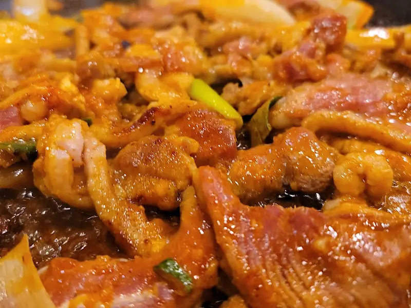 매콤한 양념이 맛깔스러운 오리주물럭