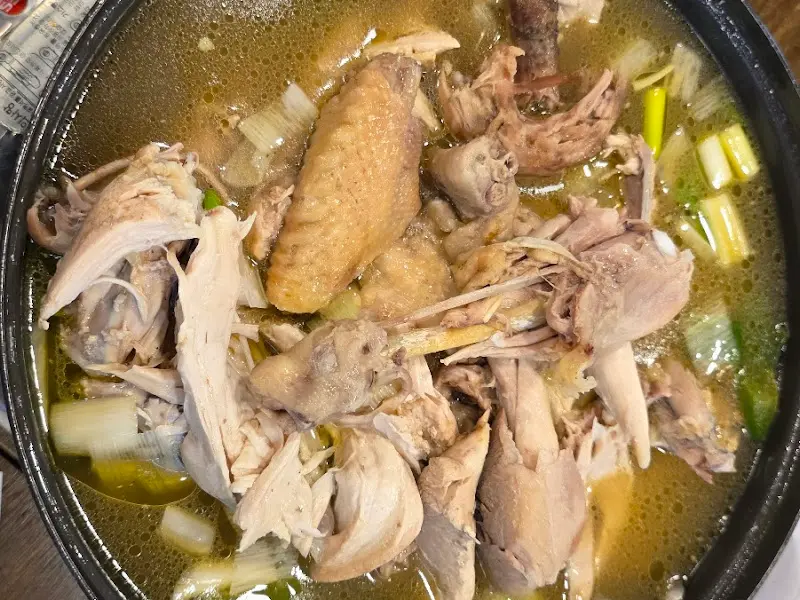 뽀얀 국물이 인상적인 닭백숙