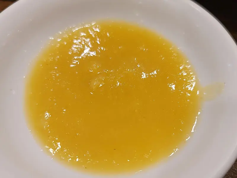 샛노란 빛깔의 소스