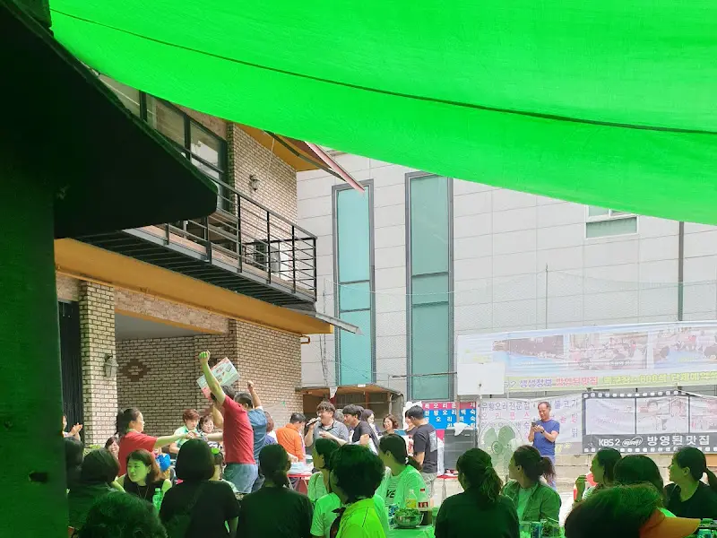 계곡 옆 평상에서 즐기는 식사