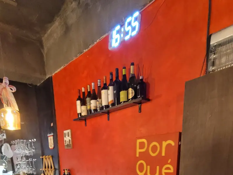 뽀르께노 내부 시계와 와인