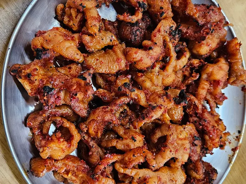 윤기가 흐르는 닭발