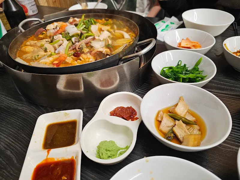 해물모둠찌개와 밑반찬