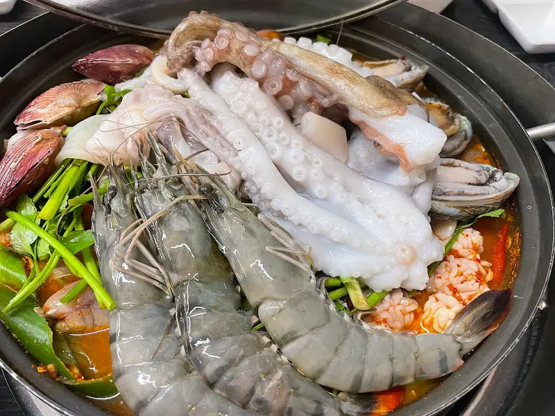 해물모둠찌개의 신선한 해산물