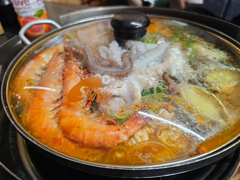 해물모둠찌개 끓는 모습