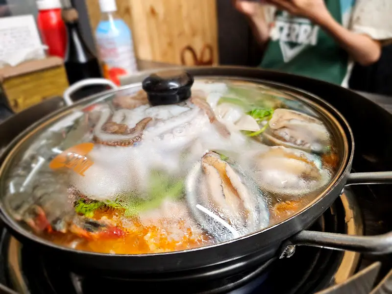 해물모둠찌개 끓는 모습