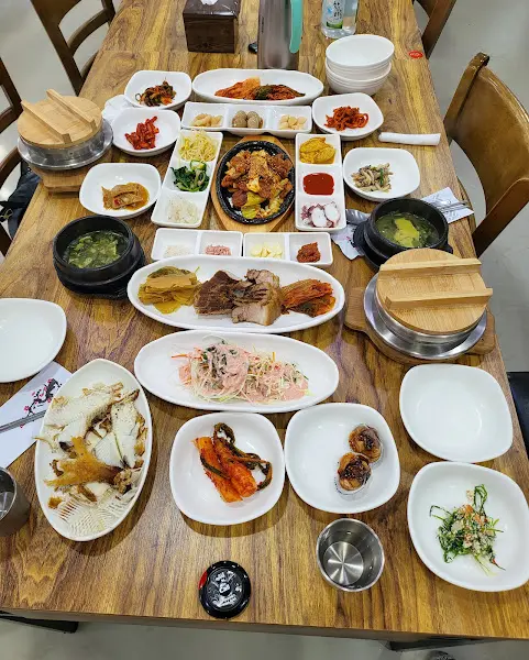 테이블 가득 차려진 음식